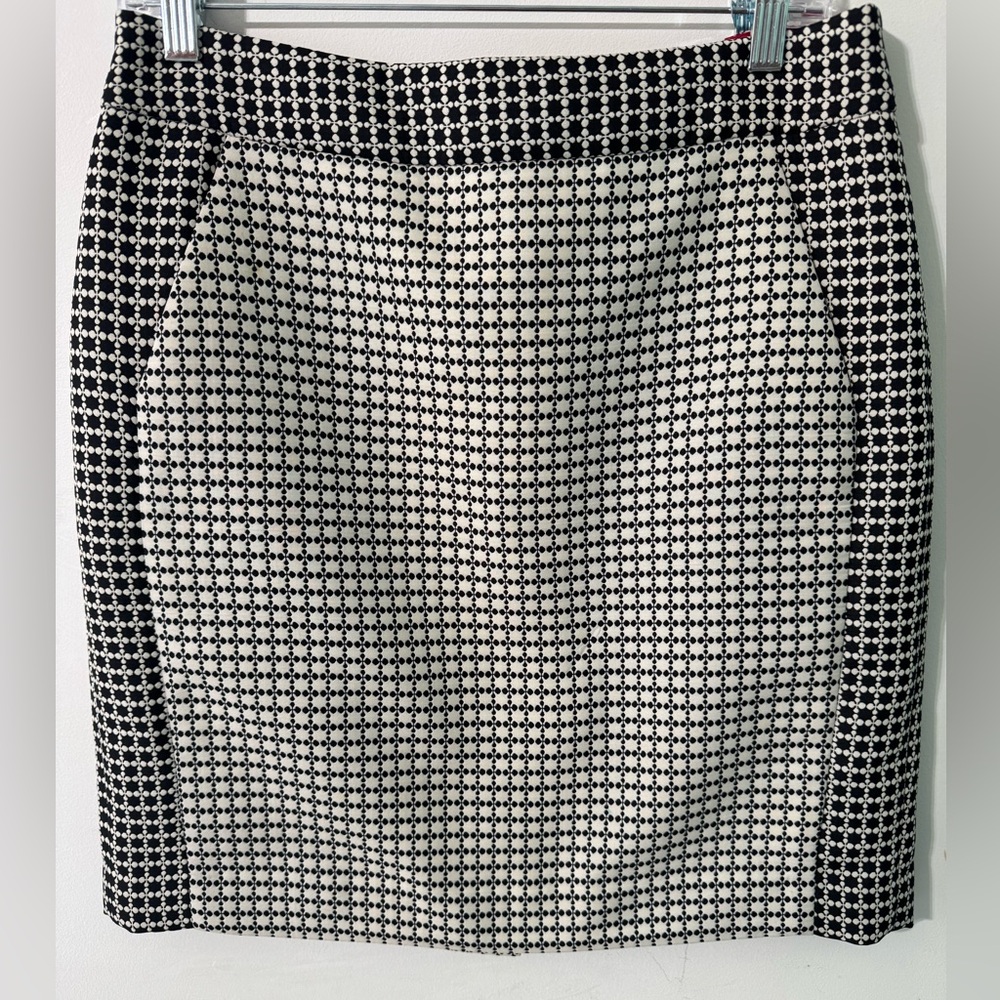 Banana Republic black and white Patterned Pencil Skirt size 10 with pockets